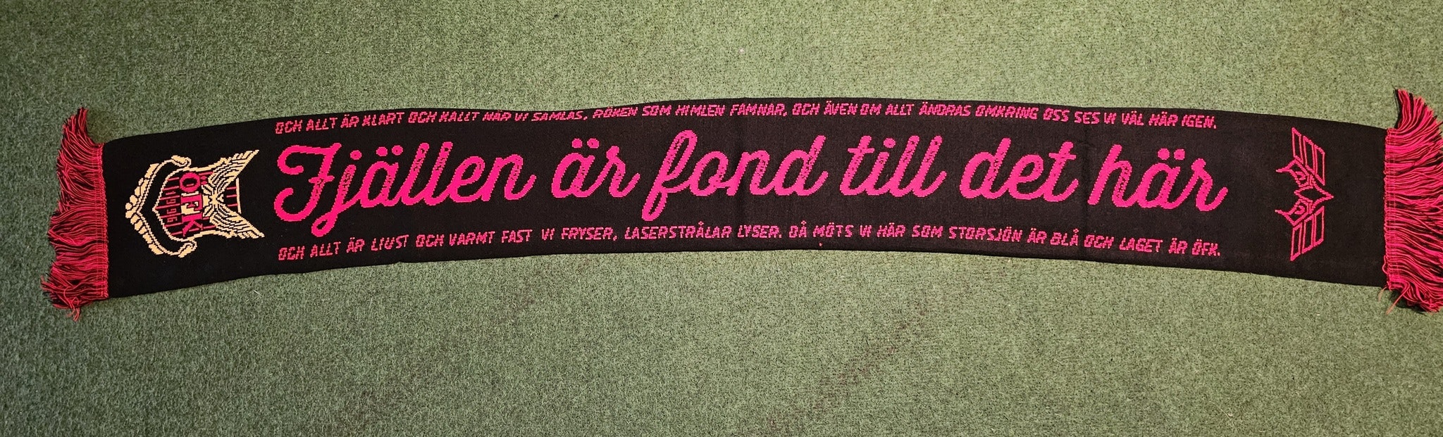 Halsduk - Fjällen är fond till det här