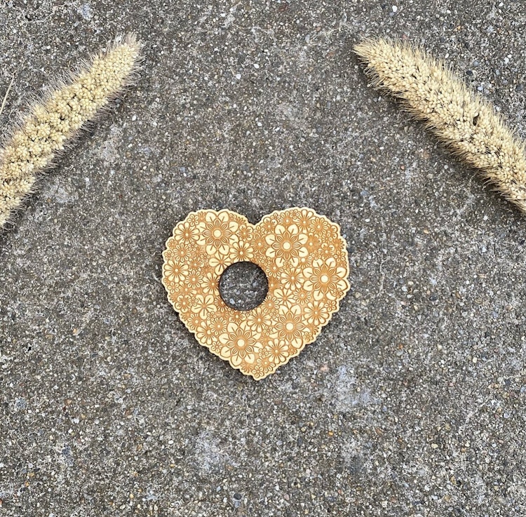 Hjärtformat klotställ i trä (ljus)
