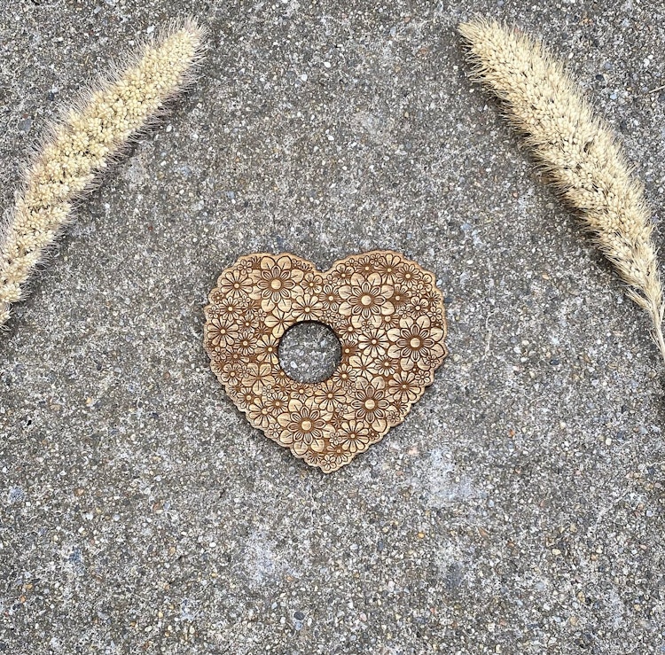Hjärtformat klotställ i trä (mörk)