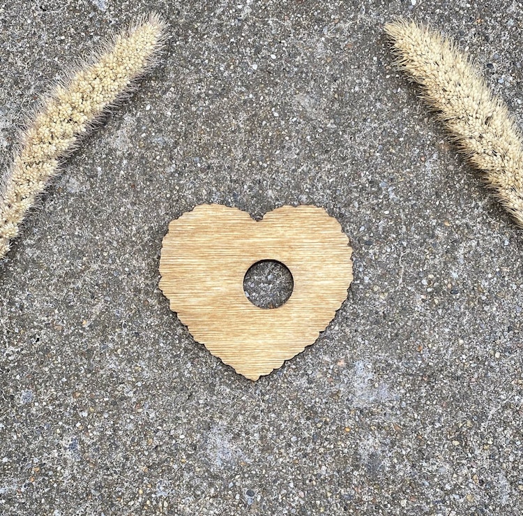 Hjärtformat klotställ i trä (mörk)