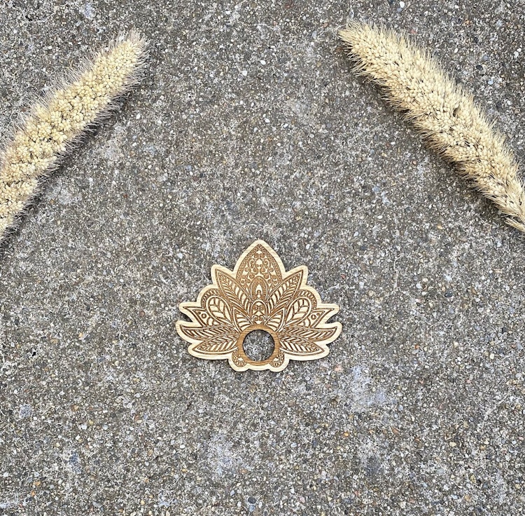 Klotställ i trä i form av lotus (mörk)