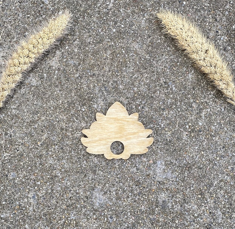 Klotställ i trä i form av lotus (mörk)