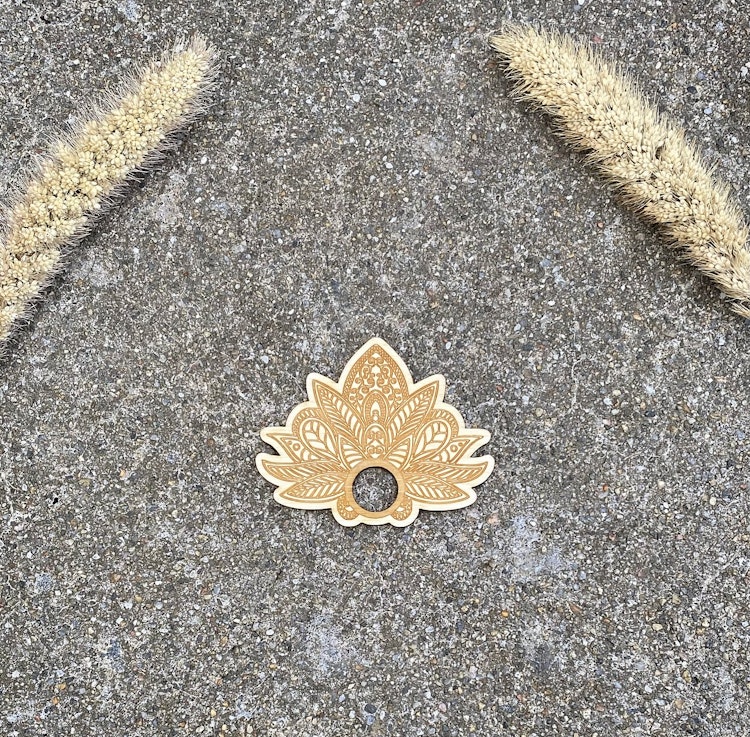 Klotställ i trä i form av lotus (ljus)
