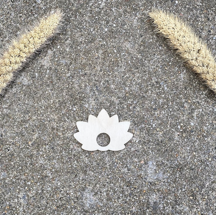 Klotställ i trä i form av lotus (liten)