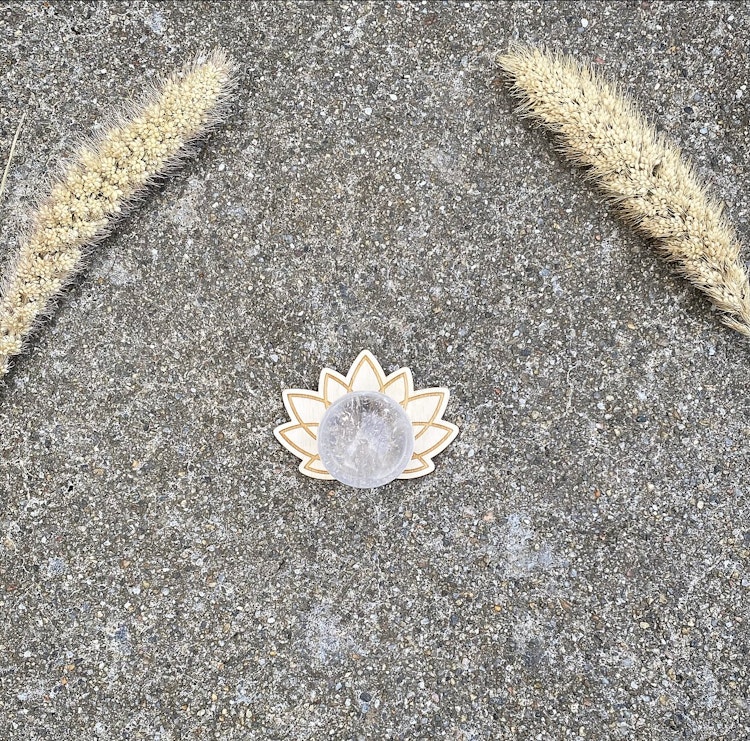 Klotställ i trä i form av lotus (liten)
