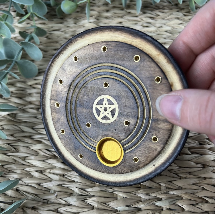 Rökelsehållare (cirkelformad) med emblem av mässing i form av ett pentagram