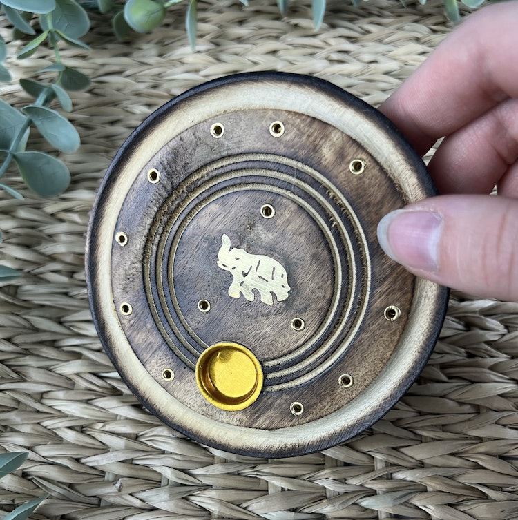 Rökelsehållare (cirkelformad) med emblem av mässing i form av elefant