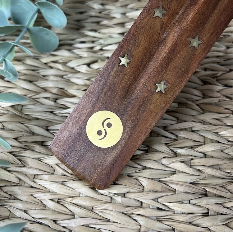Rökelsehållare (skida) med emblem av mässing i form av yin/yang