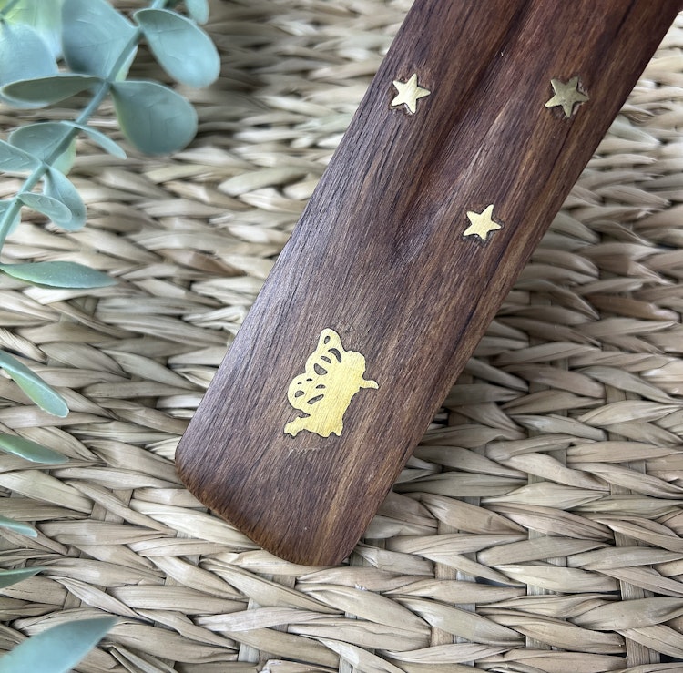Rökelsehållare (skida) med emblem av mässing i form av en älva