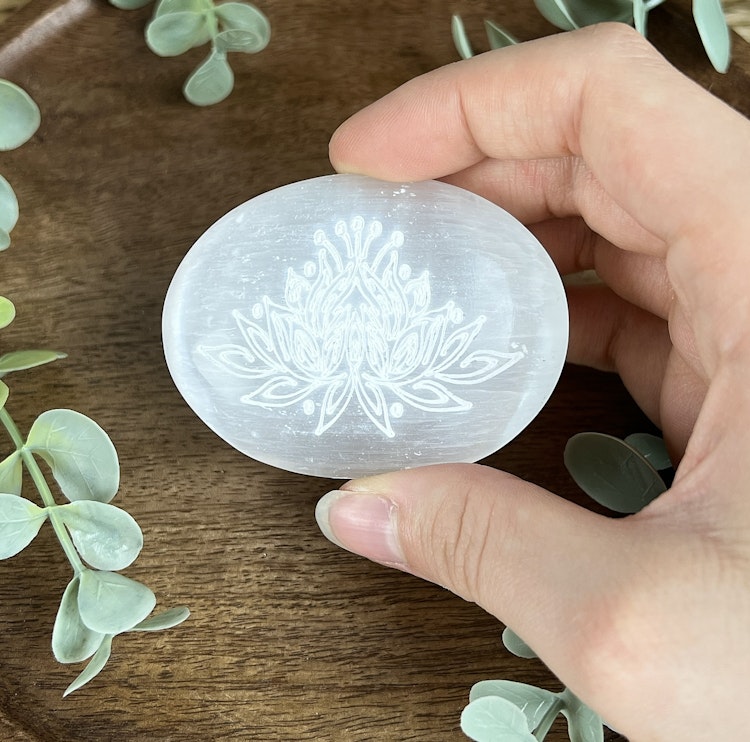 Selenit meditationssten med graverad lotus