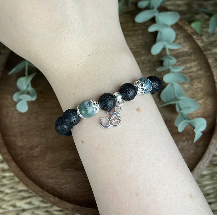 Stenarmband av lavasten och mossagat
