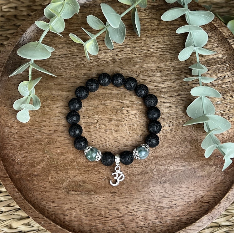 Stenarmband av lavasten och mossagat
