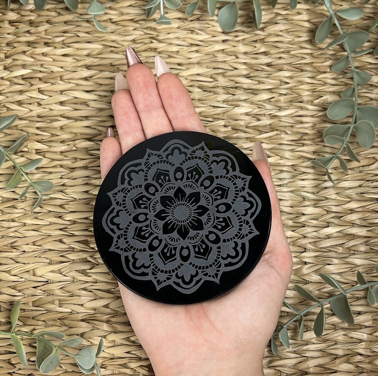 Svart obsidian ”spegel” med graverad mandala