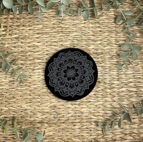 Svart obsidian ”spegel” med graverad mandala