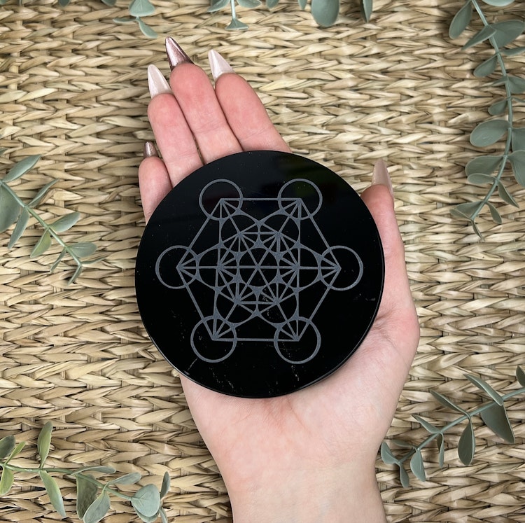 Svart obsidian ”spegel” med graverade Geometriska Former