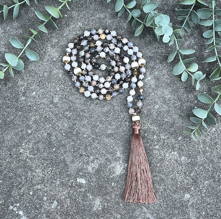 Mala halsband (handknutet) Agat & Vit matt jaspis