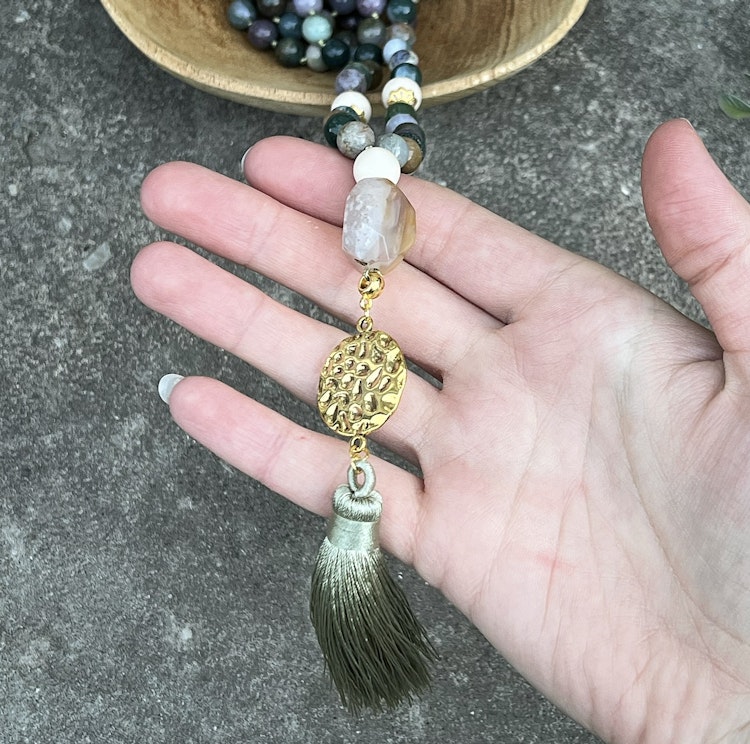Mala halsband (handknutet) Indisk agat & Vit matt jaspis