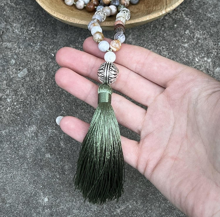 Mala halsband (handknutet) Agat & Bergkristall