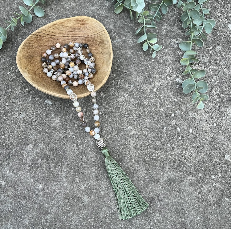 Mala halsband (handknutet) Agat & Bergkristall