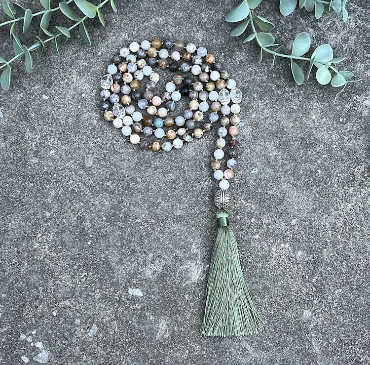 Mala halsband (handknutet) Agat & Bergkristall