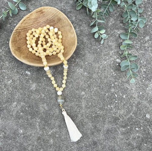 Mala halsband (handknutet) Gul jaspis & Vit matt jaspis