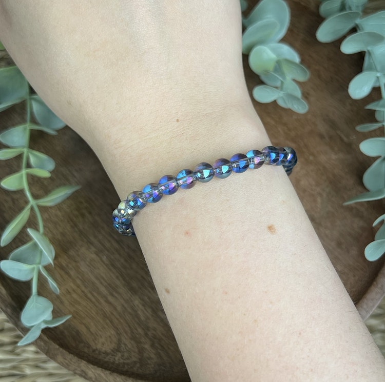Stenarmband av kvarts med titanaura beläggning (6 mm) A