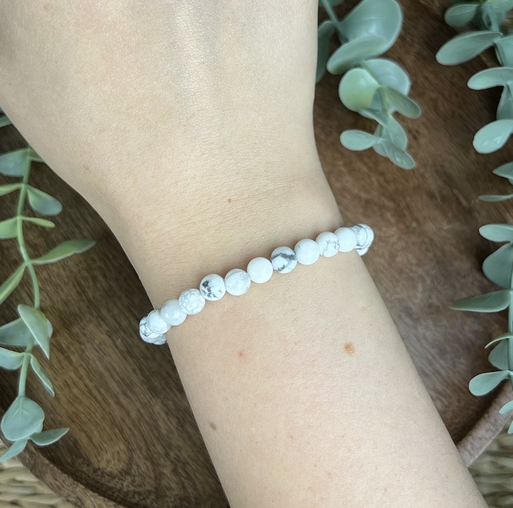 Stenarmband av howlit (6 mm)