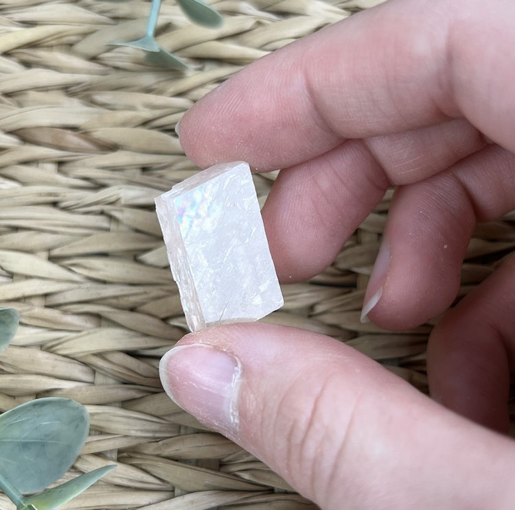 Rosa optisk kalcit råa bitar (mindre)