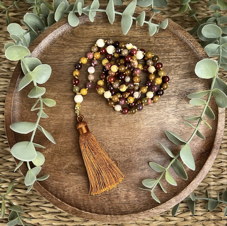 Mala halsband (handknutet) Mookait jaspis & Vit matt jaspis