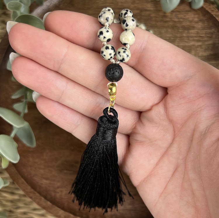 Mala halsband (handknutet) Dalmatinerjaspis & Lavasten