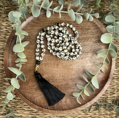 Mala halsband (handknutet) Dalmatinerjaspis & Lavasten