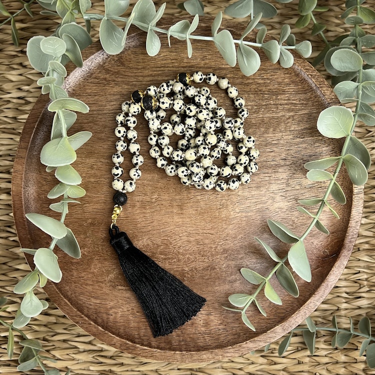Mala halsband (handknutet) Dalmatinerjaspis & Lavasten