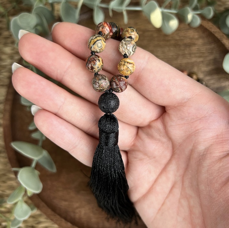 Mala halsband (handknutet) Leopardjaspis & Lavasten