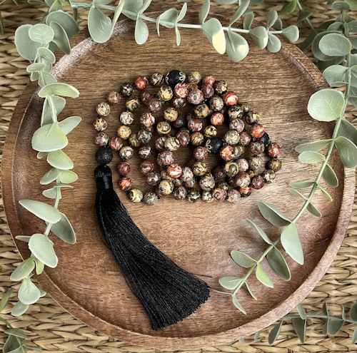 Mala halsband (handknutet) Leopardjaspis & Lavasten