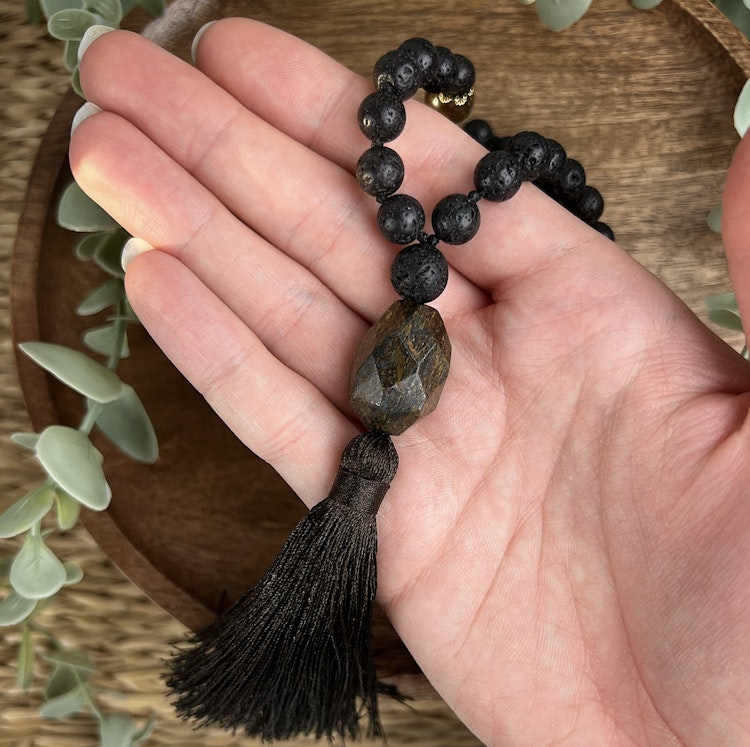 Mala halsband (handknutet) Lavasten & Bronsit