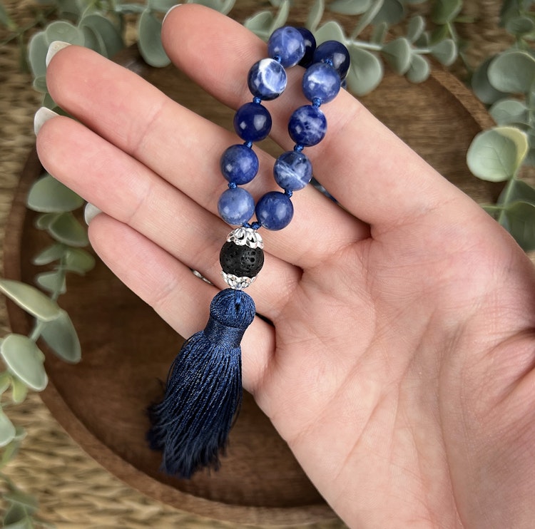 Mala halsband (handknutet) Sodalit & Lavasten