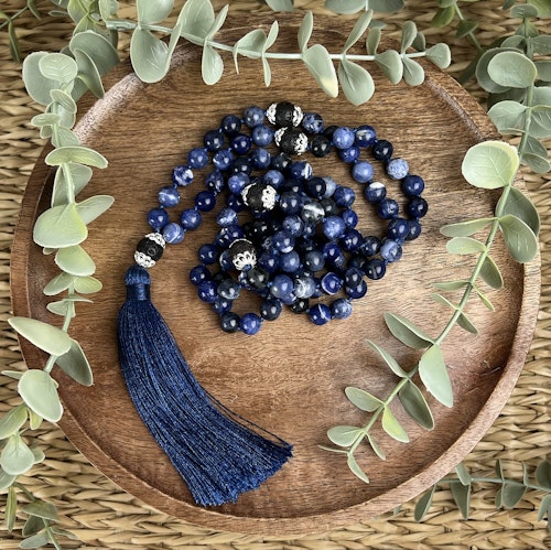 Mala halsband (handknutet) Sodalit & Lavasten