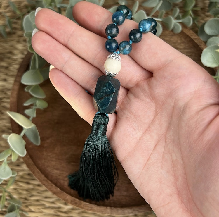 Mala halsband (handknutet) Apatit & Vit matt jaspis