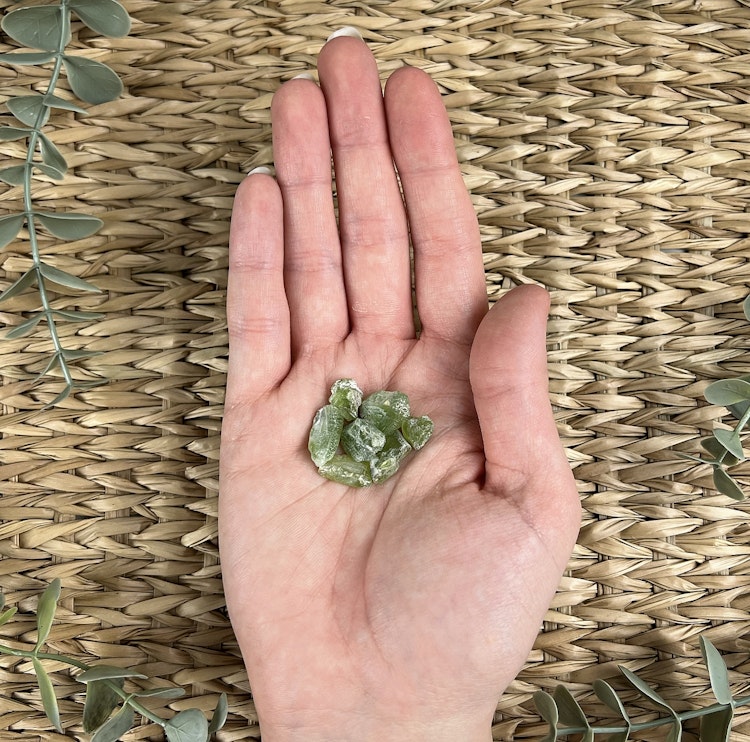 Peridot råa bitar (mindre)