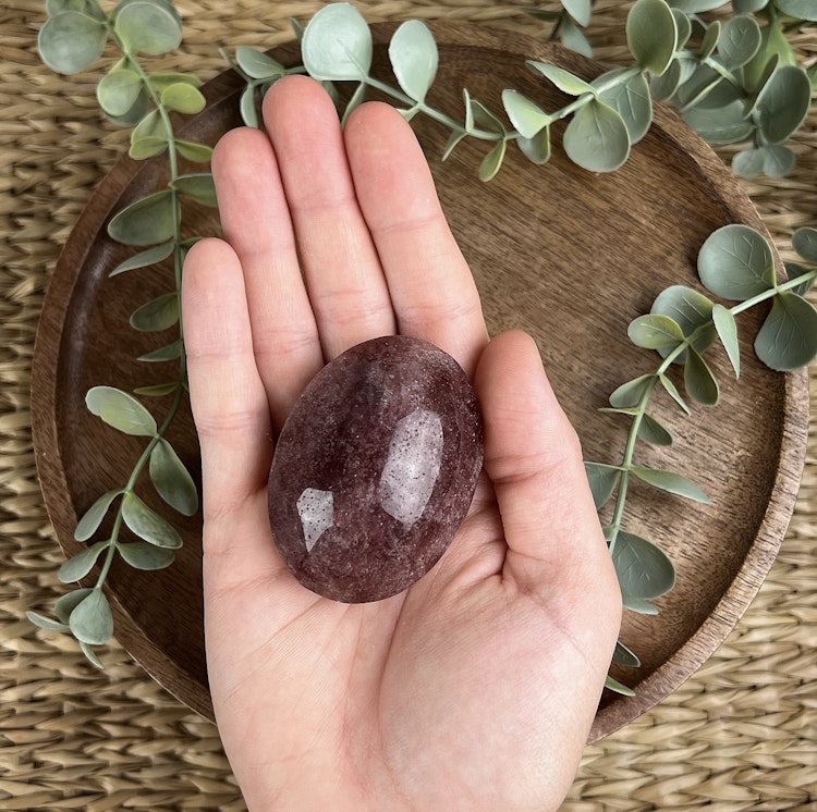 ”Jordgubbskvarts” (Röd Aventurin) meditationssten/handsten A