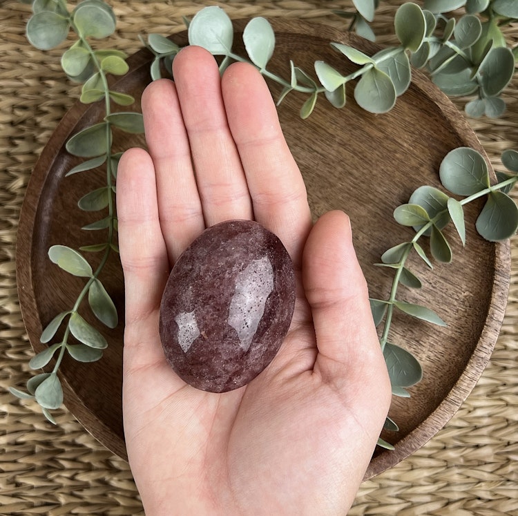 ”Jordgubbskvarts” (Röd Aventurin) meditationssten/handsten A