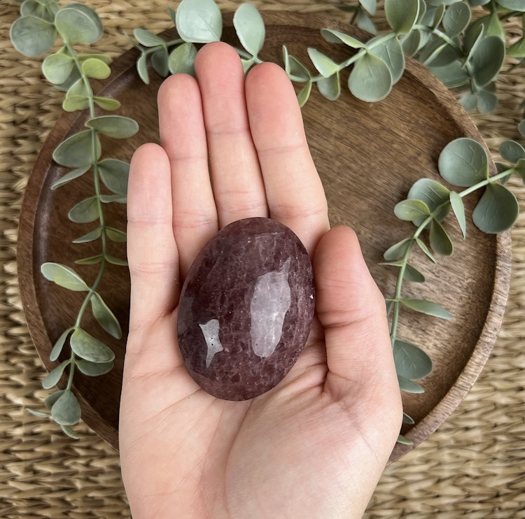 ”Jordgubbskvarts” (Röd Aventurin) meditationssten/handsten B