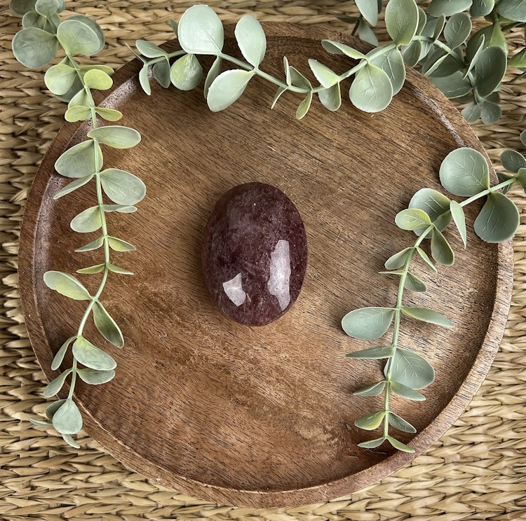 ”Jordgubbskvarts” (Röd Aventurin) meditationssten/handsten B