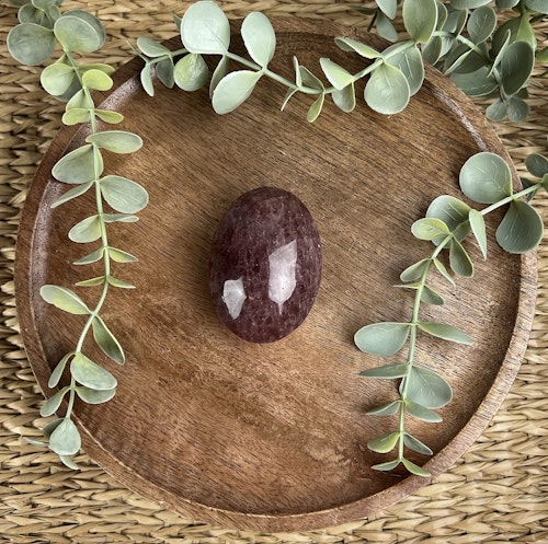 ”Jordgubbskvarts” (Röd Aventurin) meditationssten/handsten B