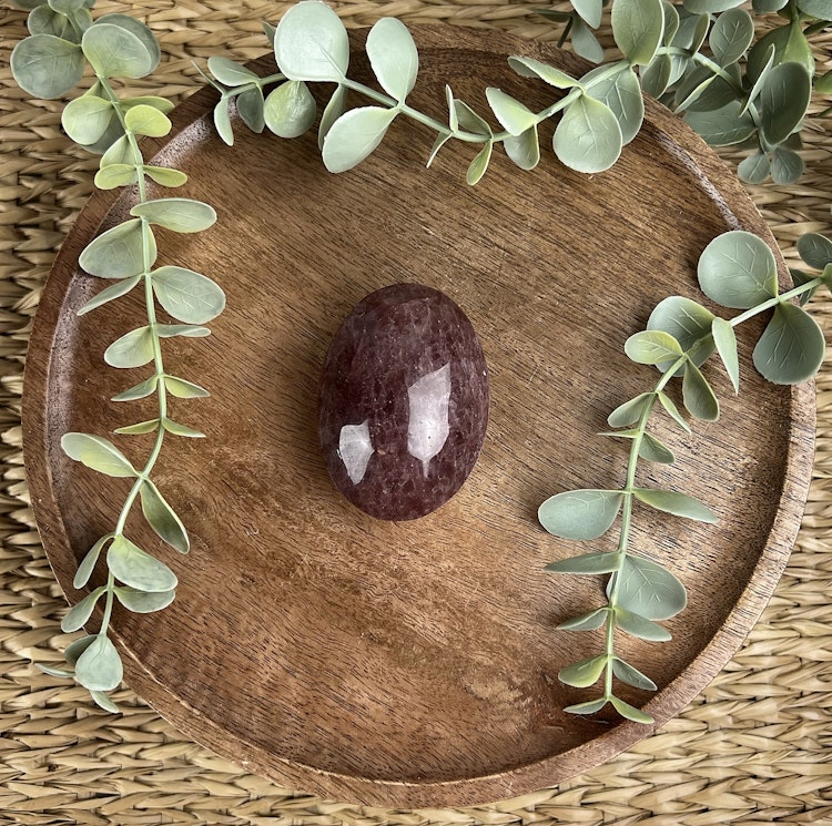 ”Jordgubbskvarts” (Röd Aventurin) meditationssten/handsten B