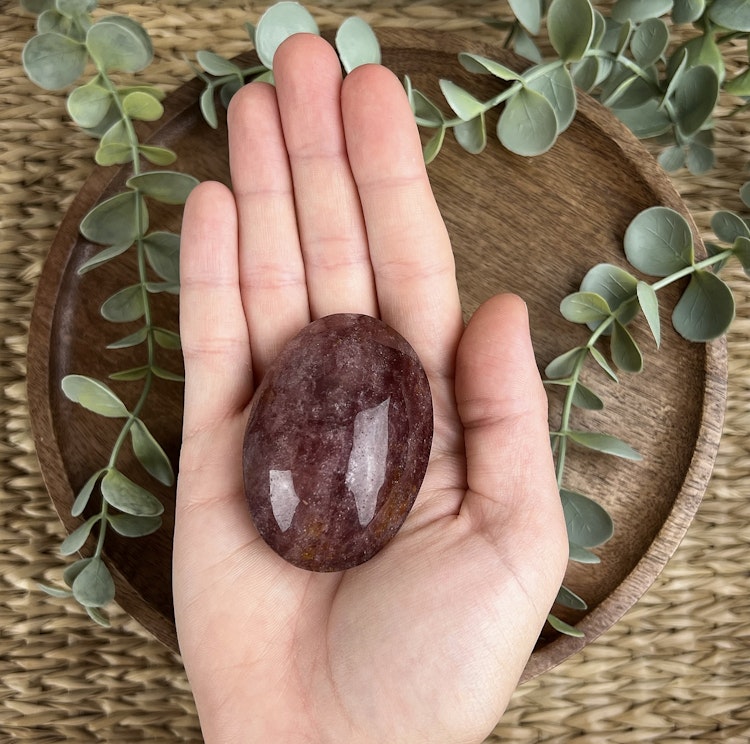 ”Jordgubbskvarts” (Röd Aventurin) meditationssten/handsten C