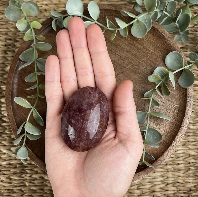 ”Jordgubbskvarts” (Röd Aventurin) meditationssten/handsten C