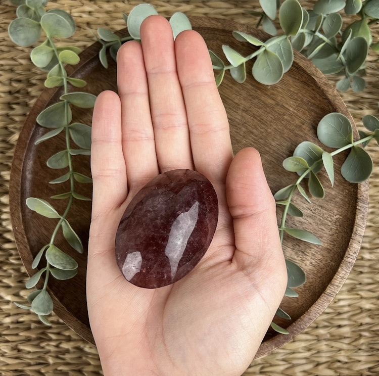 ”Jordgubbskvarts” (Röd Aventurin) meditationssten/handsten D
