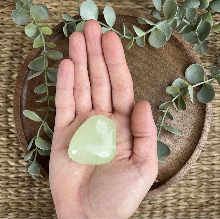 Grön Kalcit meditationssten (handsten) I