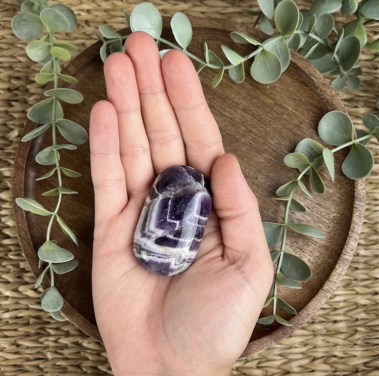 Bandad Ametist (chevron) meditationssten/handsten A